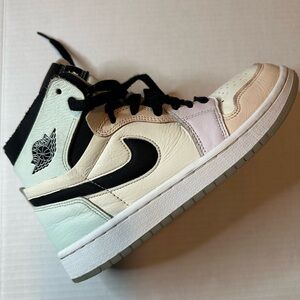NIKE Women’s Air Jordan 1 High zoom. Size 8